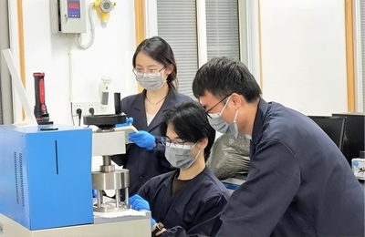 攻克世界難題，中國自主研發(fā)出無氟沖鋒衣面料